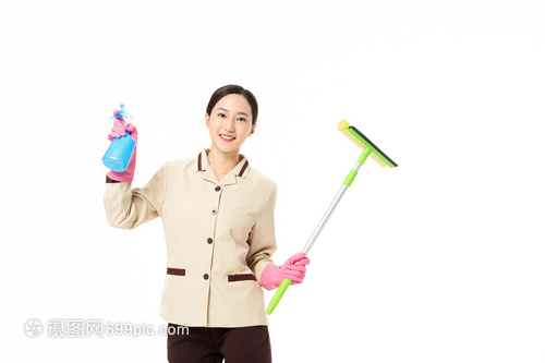 家政服務中的女性力量 潔凈玻璃背后的專業(yè)形象與職業(yè)價值
